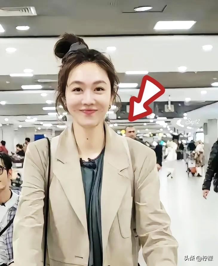 姜妍说，她结婚四年了，
丈夫是圈外人，在北京一家银行工作。他们的缘分是干妈宋丹丹