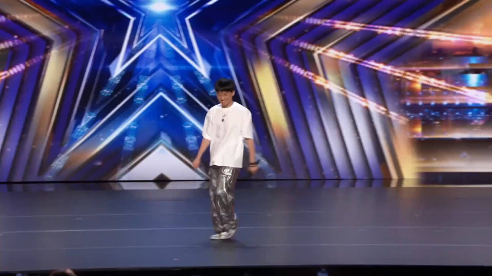宇树机器人美国达人秀，惊呆美国评委！网友：不亚于一次军演