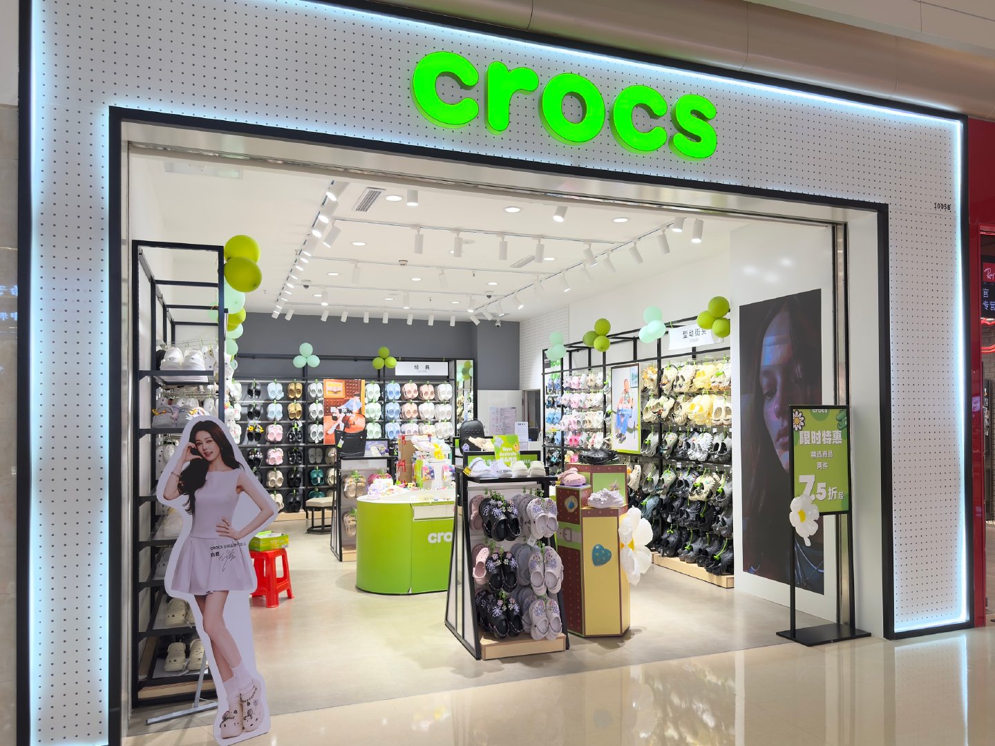 【crocs实体店被曝售假，官方调查crocs实体店疑售假事件】网购的是正品，线
