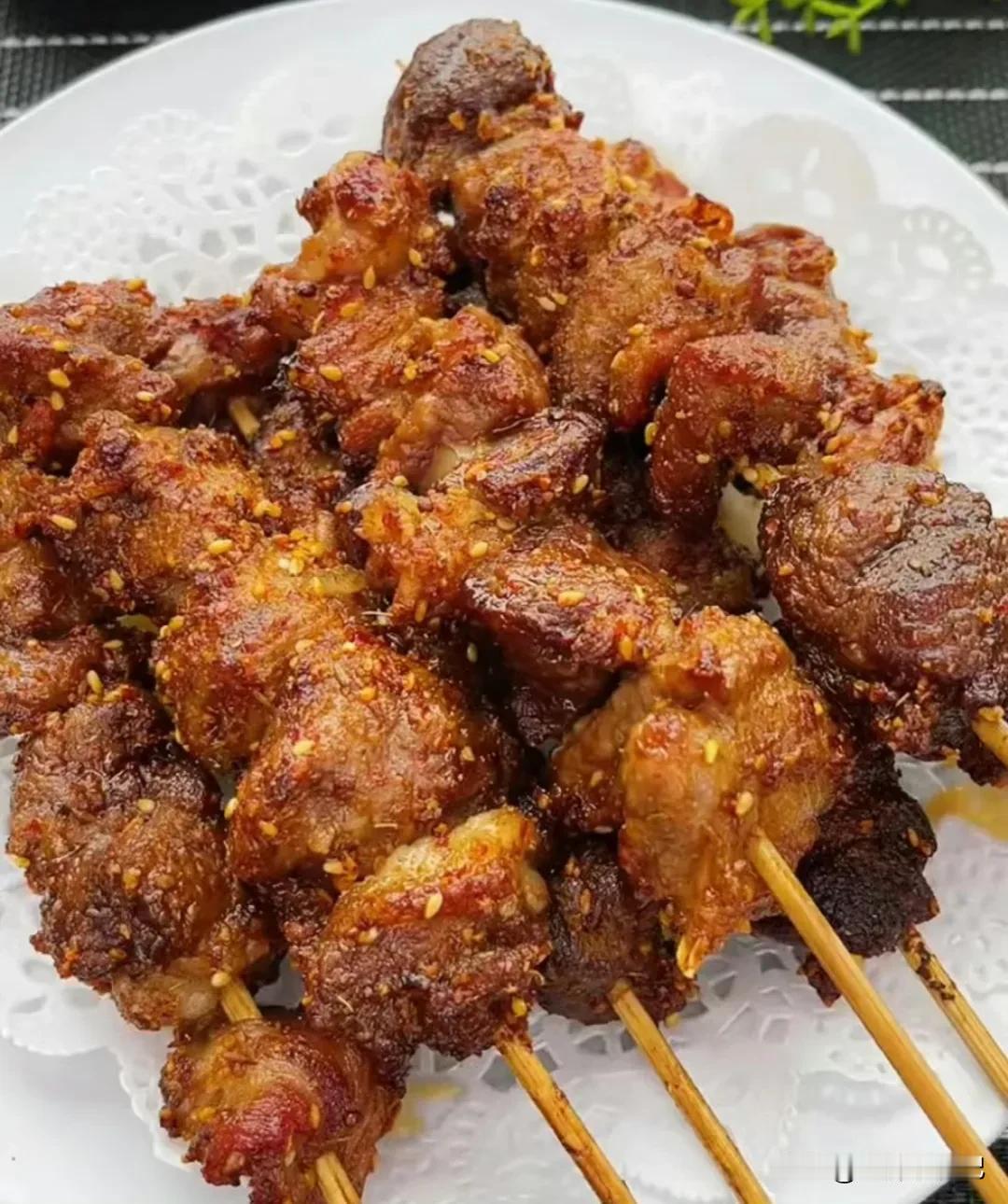 用空气炸锅做的羊肉串比外面的都好吃 
 
食材配料 羊肉 老姜 洋葱 盐 烧烤料