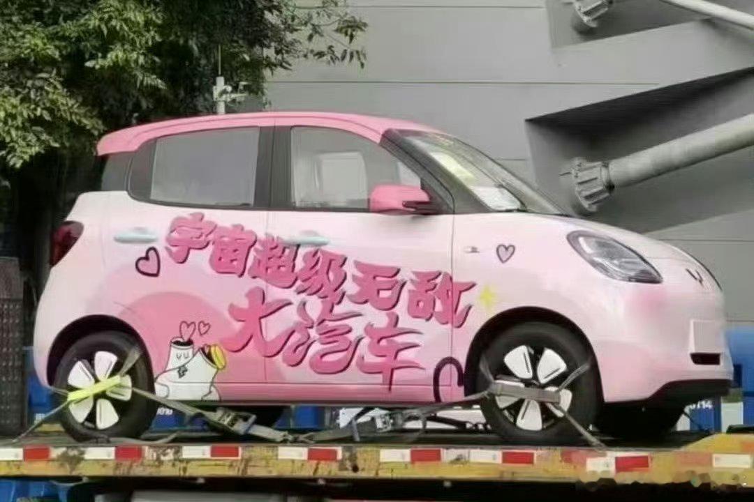 王源送车太有排面了，王源的粉丝有福了[嘻嘻][嘻嘻] ​​​