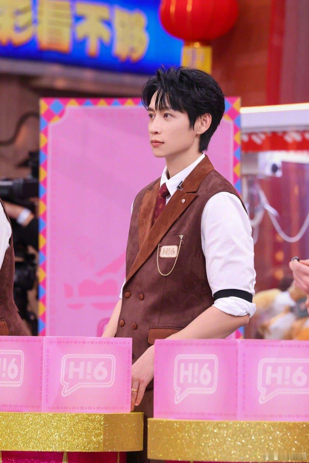 魏晨一定知道何老师会接住他 一个敢倒，一个敢接；一个毫不犹豫，一个稳稳当当。何炅