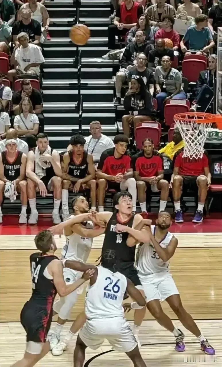 经过两年CBA比赛的锻炼，杨瀚森在卡位和对抗上，确实已经不惧怕NBA级别的考验。