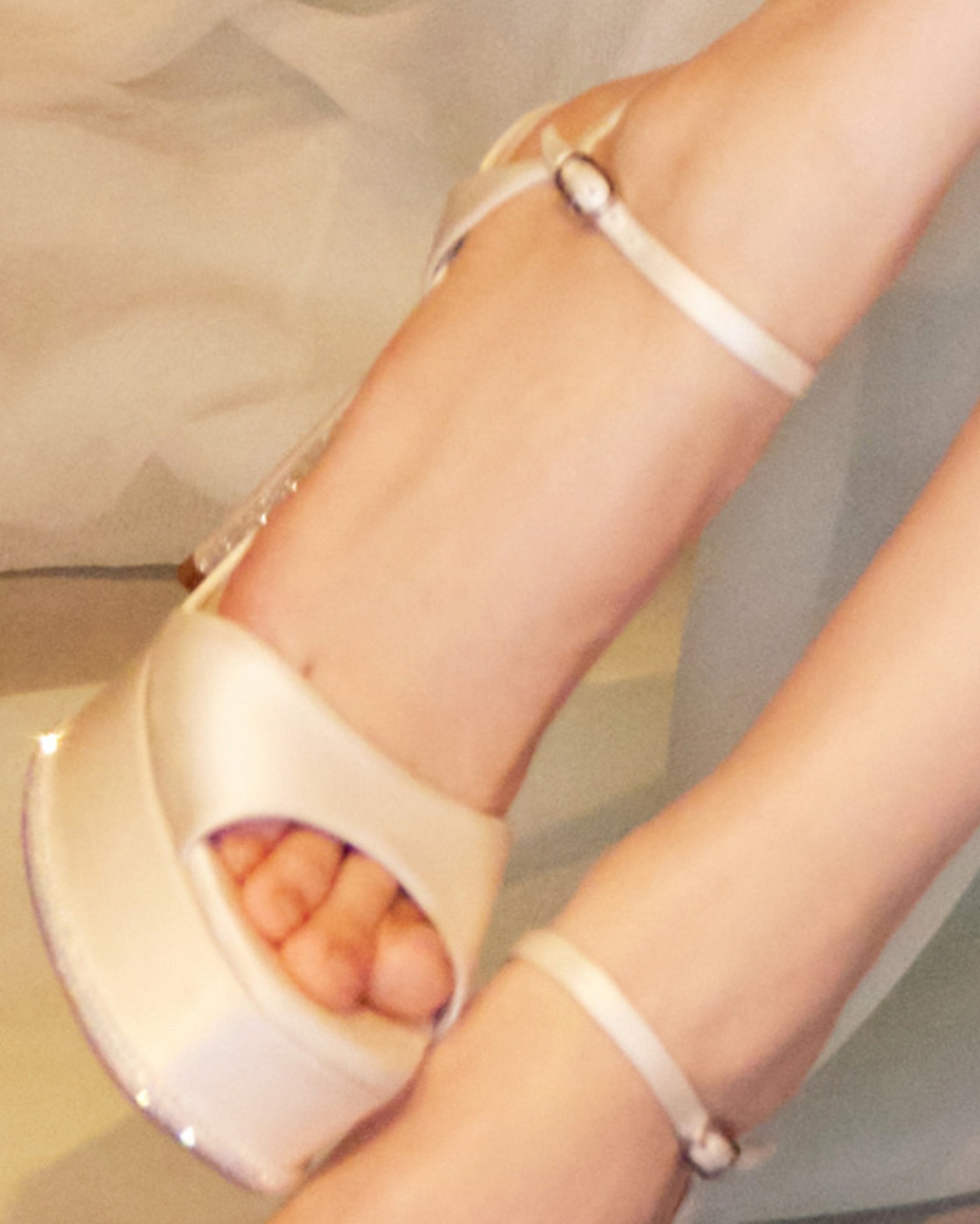 【赵露思】👠：白色厚底一字带包后跟高跟凉鞋 ​​​