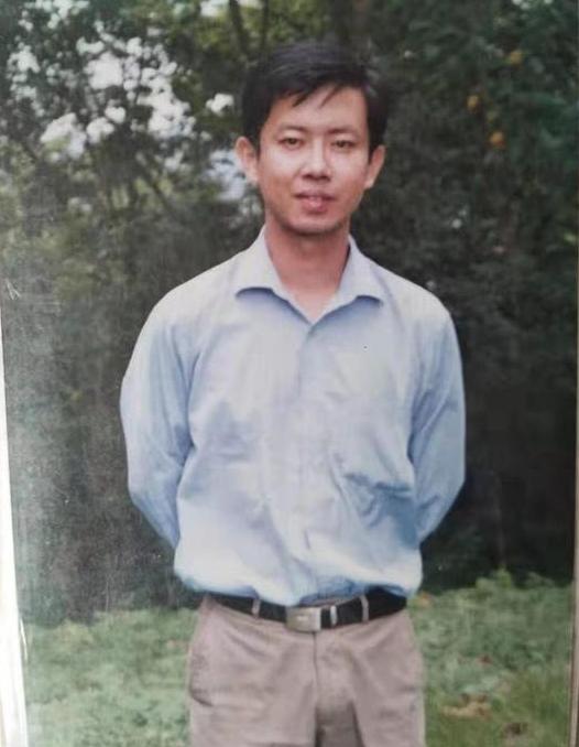 “我宁死也不道歉！”2019年，在乡镇执教19年优秀教师，在亲吻自己儿女后，来到