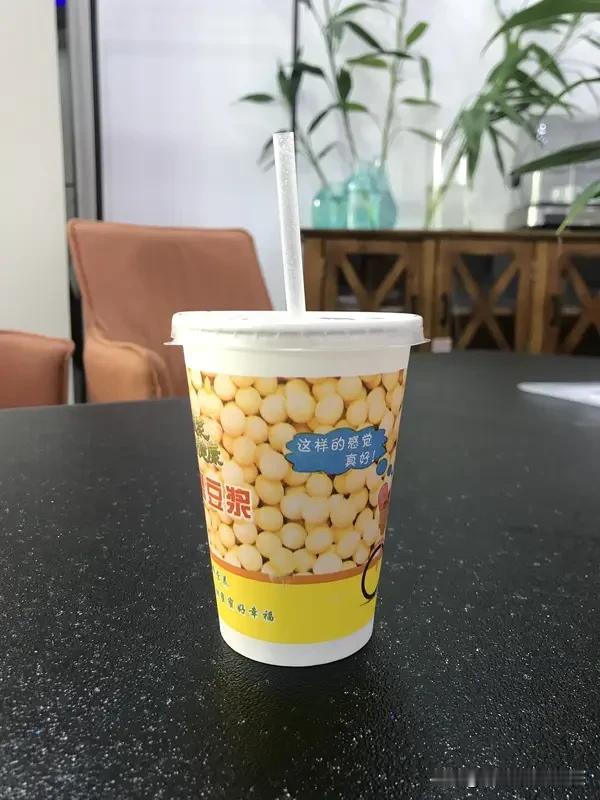 群里有网友说，他在公交车上时，上来一位大叔，当时车上人很多。大叔站到了一位坐着的