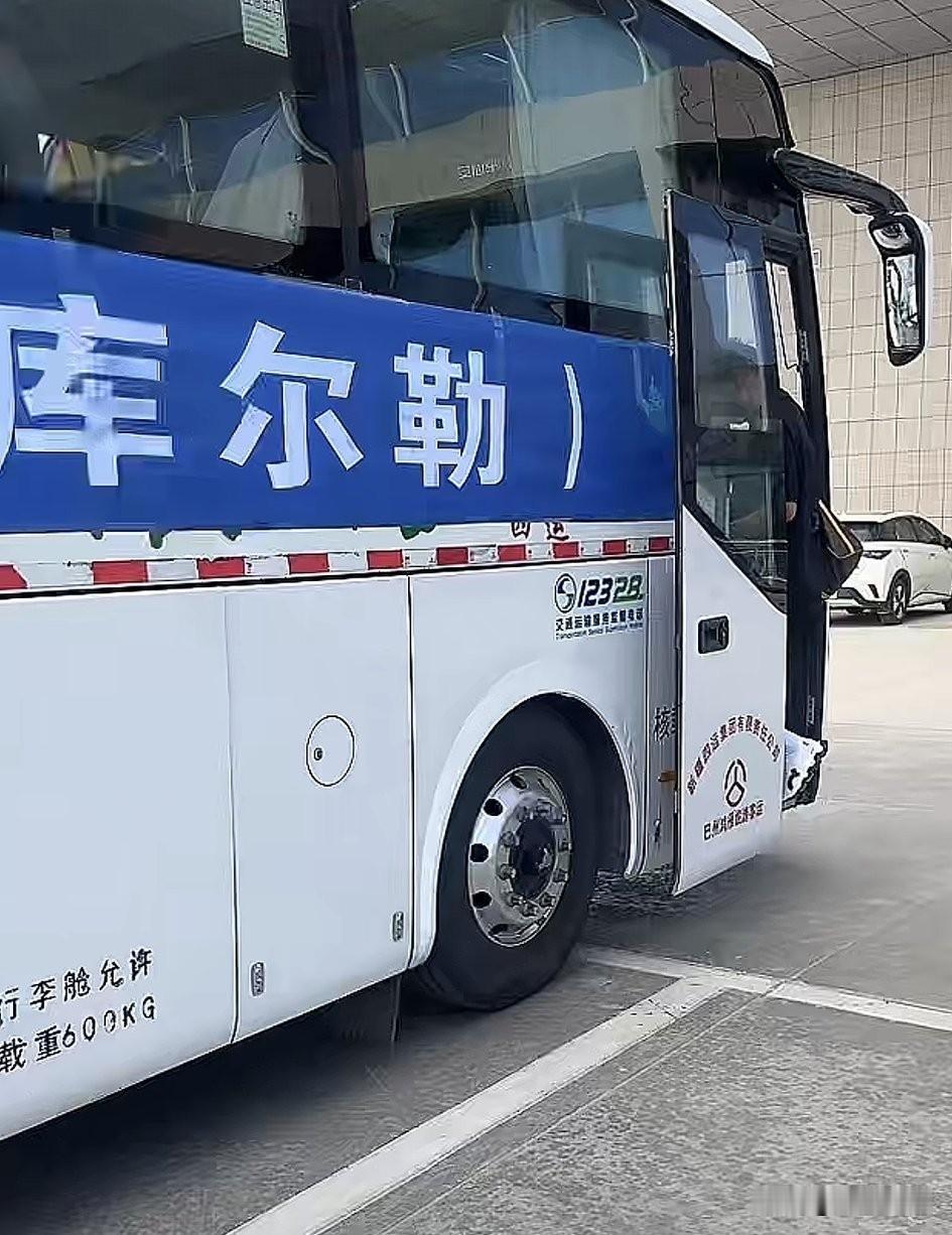 山西汾酒男篮全体成员落地新疆库尔勒，开启2026年CBA夏季联赛的比赛。
山西汾