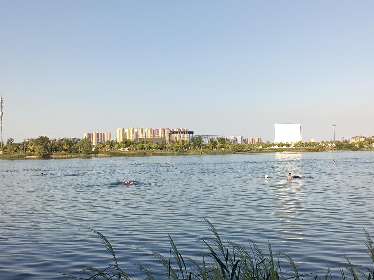 下午骑行约20多公里。
     滹沱河两岸现在很美，今天天气晴朗，河岸游玩的人