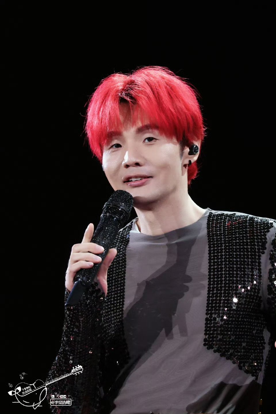 李荣浩黑马太原站vlog李荣浩红酒杯品醋下次来太原，一定安排九年老陈醋，管够喝 