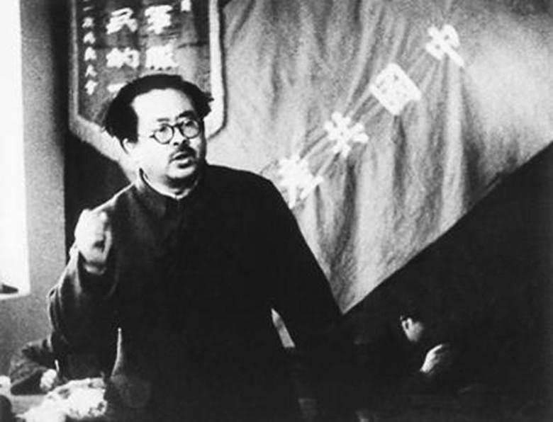 1945年4月23日，党的“七大”在延安杨家岭中央大礼堂开幕。
六届七中全会主席