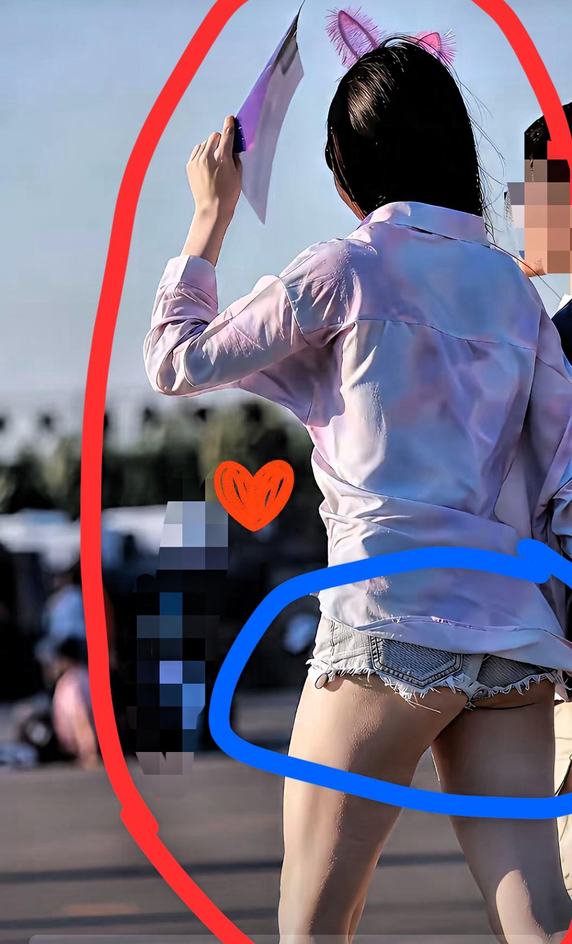 现在的女人，真厉害啊！
脖子露出来了，锁骨露出来了，乳房露了一多半，肩膀弄出来了