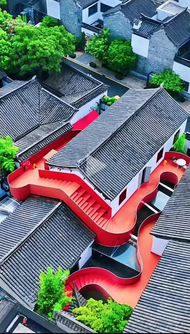 ​锦上添疣。多余无用，节外生枝。总有一个适合的。
​