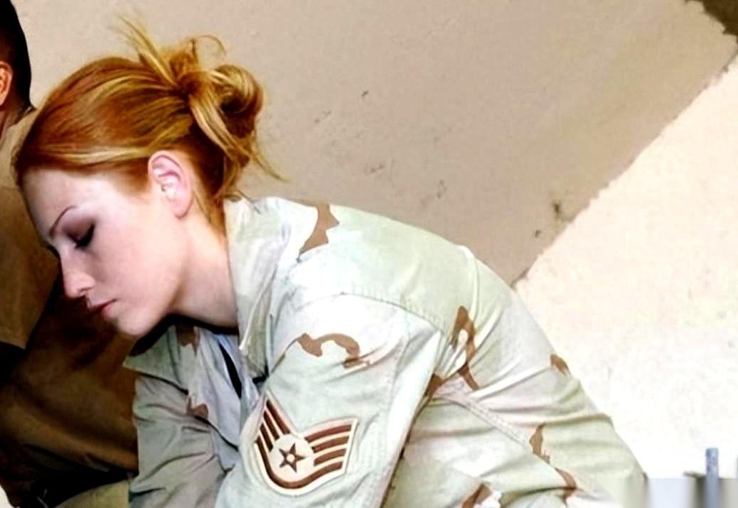 一艘美国航母上，到底要塞进多少女兵？

答案是，至少1000个。

少一个，这几