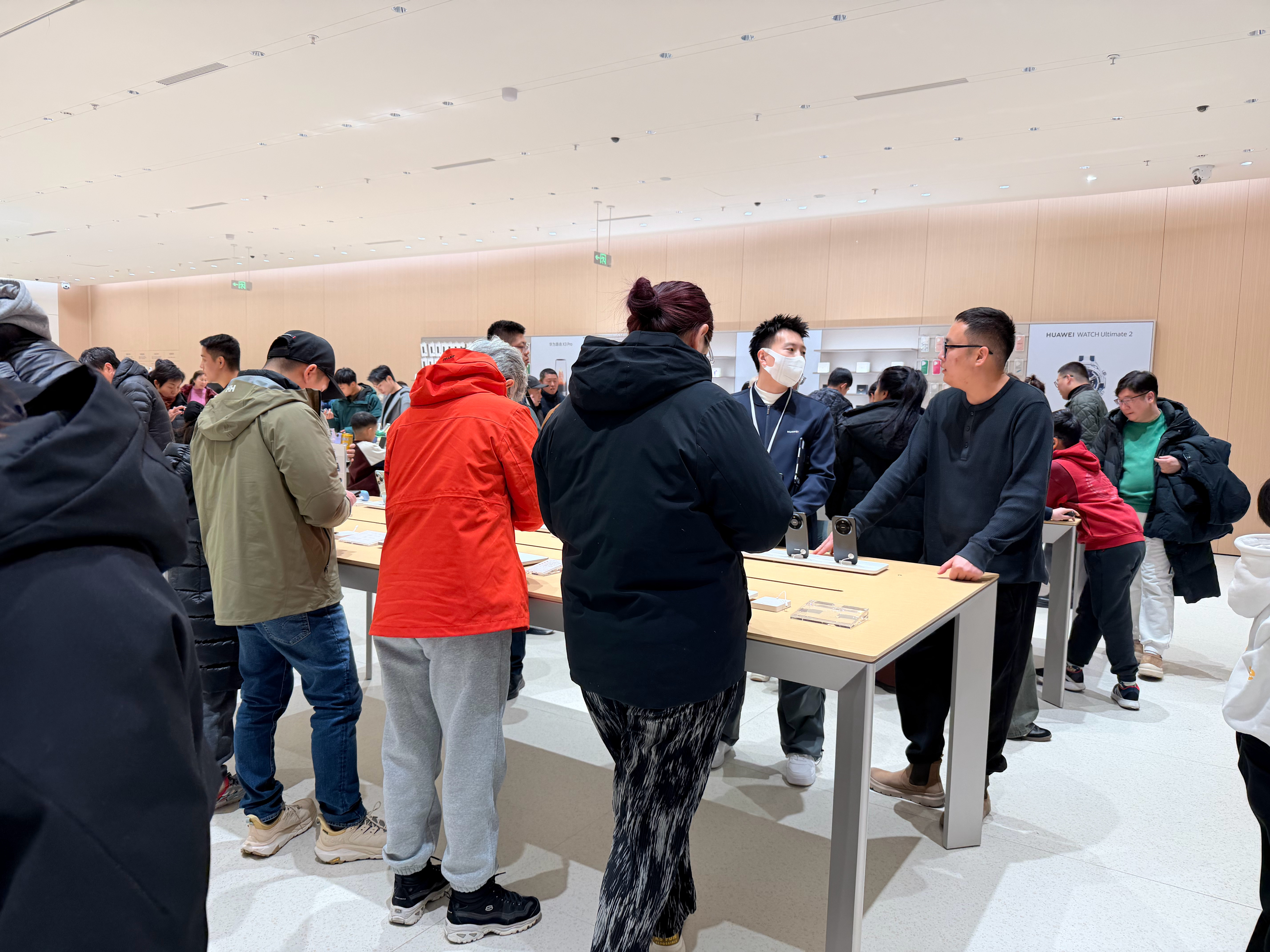 通州湾里王府井华为店的人太多了～ 