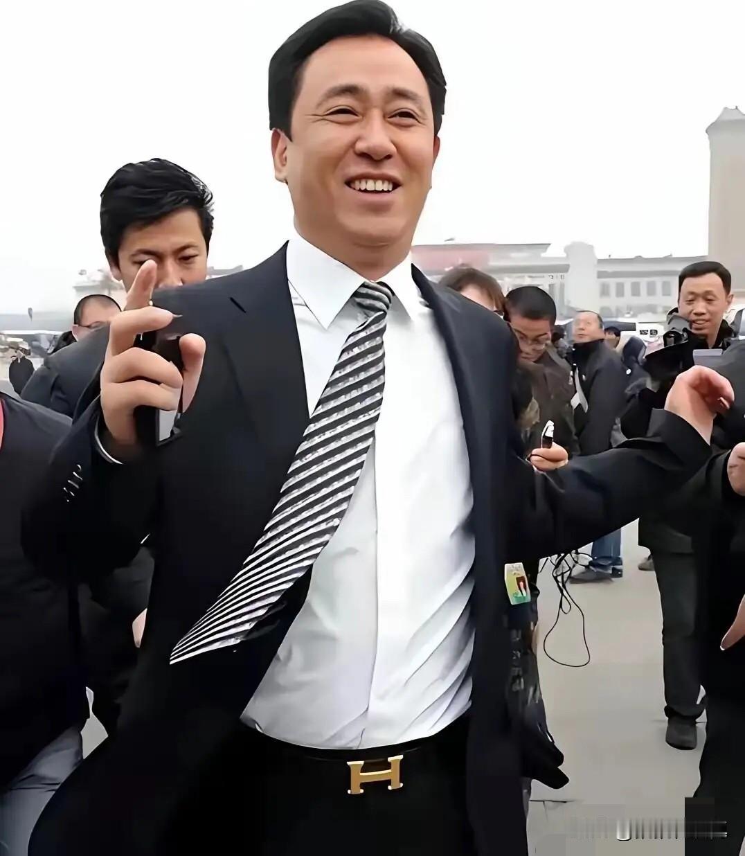 从巅峰到低谷，从意气风发到满头白发，“皮带哥”只用了十年时间，把恒大两个字从地产