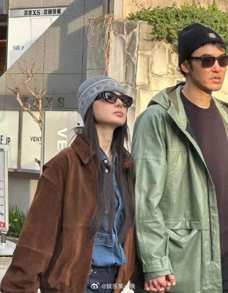 阮经天和女友十指紧扣阮经天和女友牵手逛街 网友在日本偶遇阮经天和女友牵手逛街，还