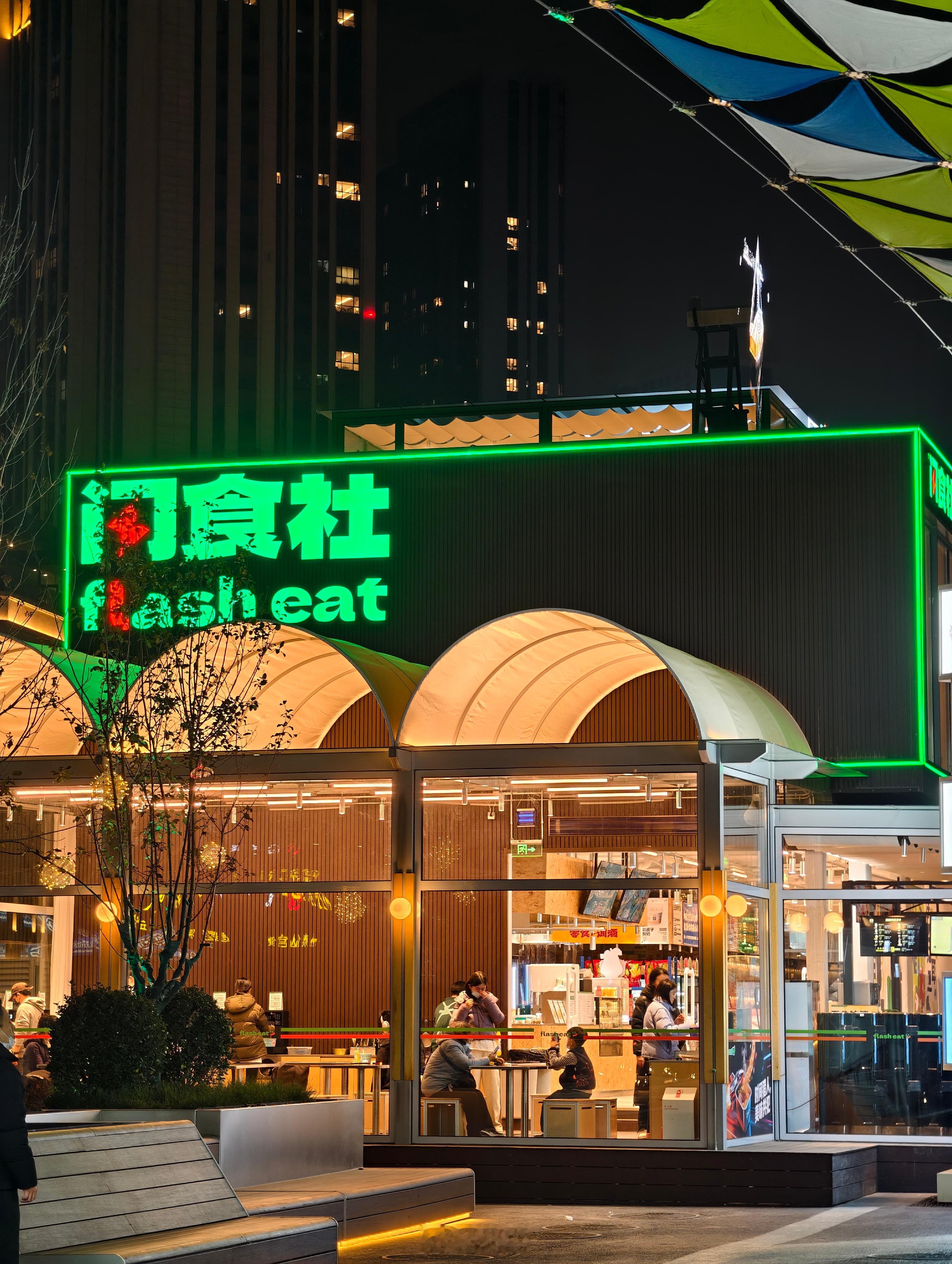 之前在首尔汉江边看见的自助泡面，没想到在北京也能吃到了细看了下，韩国、日本、泰国