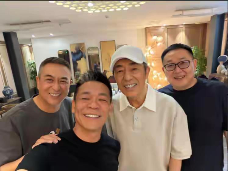 一场庆功宴上群星齐聚，孙浩、张嘉译等人开心相聚。张艺谋也带着妻子陈婷现身，两位圈