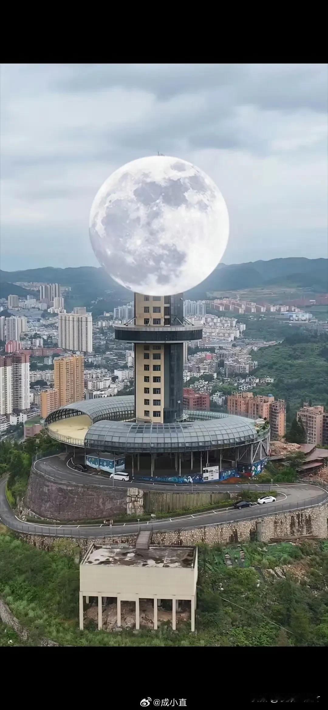 贵州盘州市，砸1.07亿建的世界最大人造月亮，高100米，直径40米！
整颗“月
