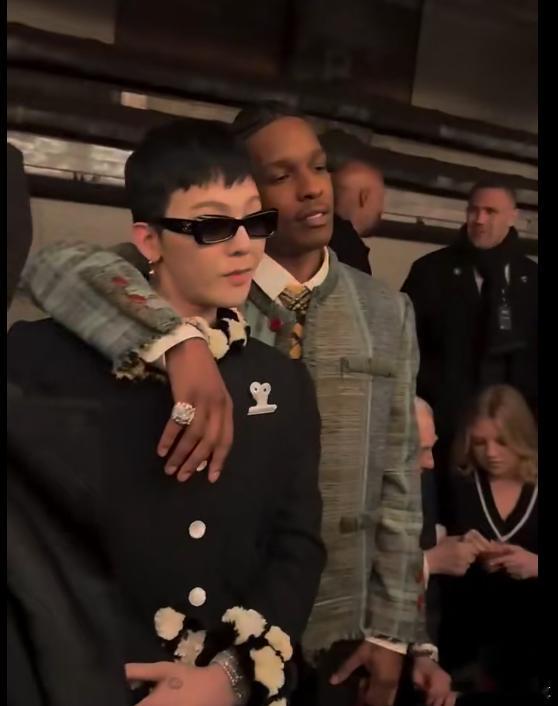 我新专已经发了 你老婆新专呢 