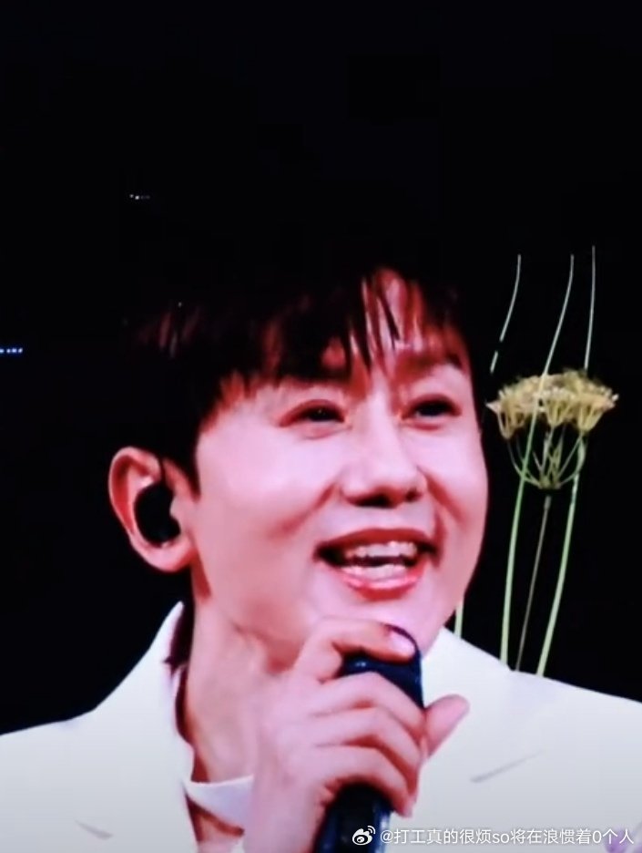 喝我以为发福的70岁成龙呢