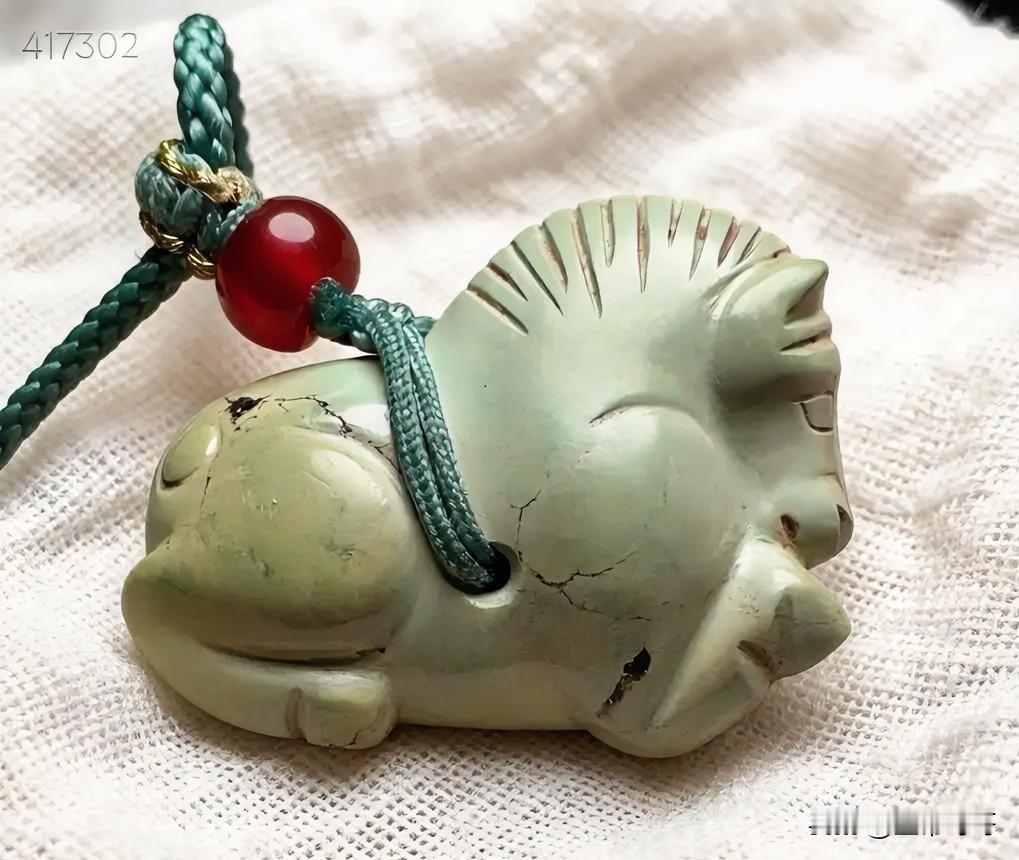 掌心上的汉代风骨：一匹绿松石卧马的千年静默

在快节奏的现代生活中，偶尔也需要一