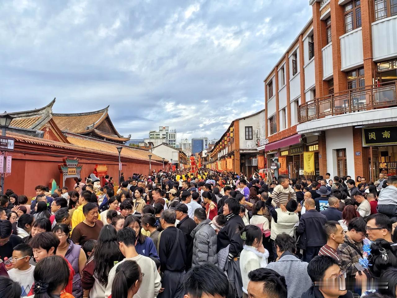 春节假期的漳州古城，摩肩接锺，热闹非凡
（手机拍摄于漳州古城）