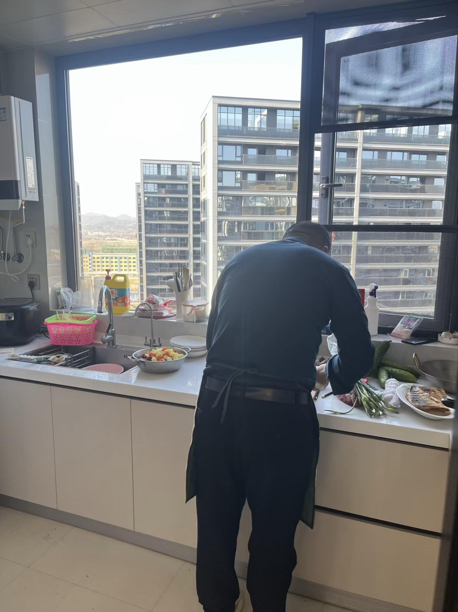 以前不理解至亲离世为什么会去发朋友圈发 现在才明白无处表达的思念需要一...