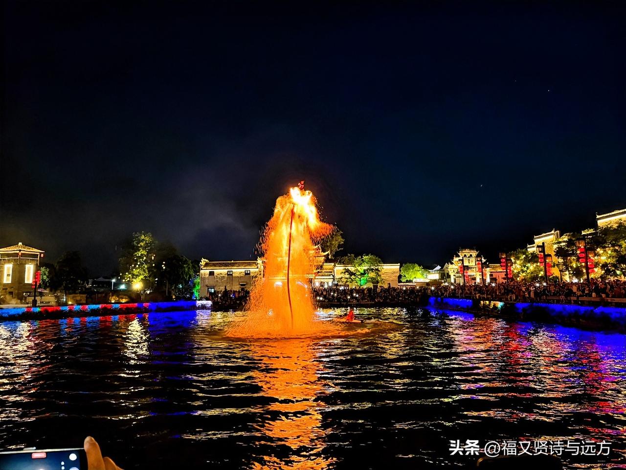 铜陵市的犁桥水镇，是一个必须点赞的旅游胜地。

一个水乡小镇的夜晚，十几万游客们