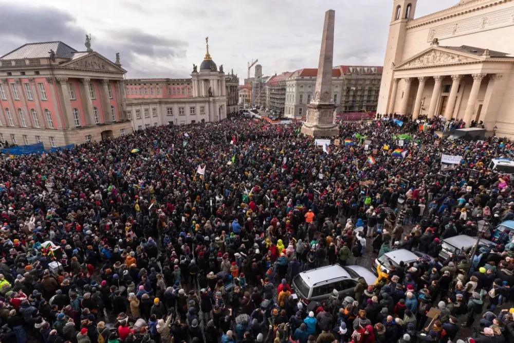 “大家一起反对法西斯！”20万德国人上街示威，抗议右翼极端主义

据路透社2月3