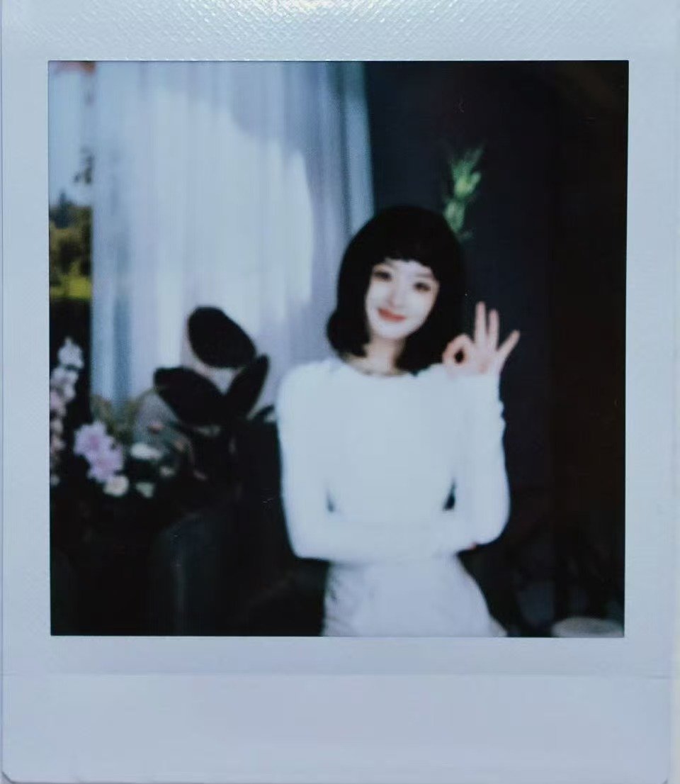 赵丽颖齐刘海短发拍立得 赵丽颖短发齐刘海拍立得 好萌好喜欢！ 