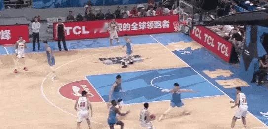 张皓嘉跟陈盈骏起冲突了。北京男篮vs广东男篮