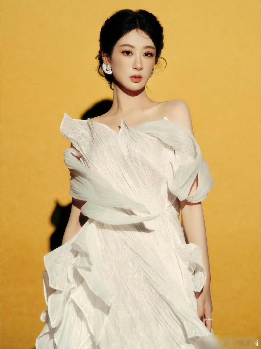 杨紫薄纱白裙 今天是婉若游龙的高原仙子，白菊同志下凡辛苦了[笑而不语] ​​​