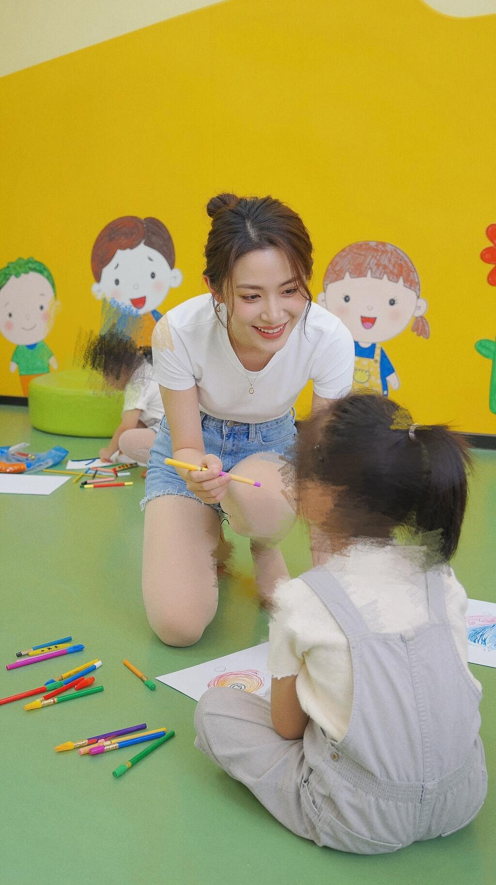 女性之美如何展现这样的幼儿园老师不多见吧？