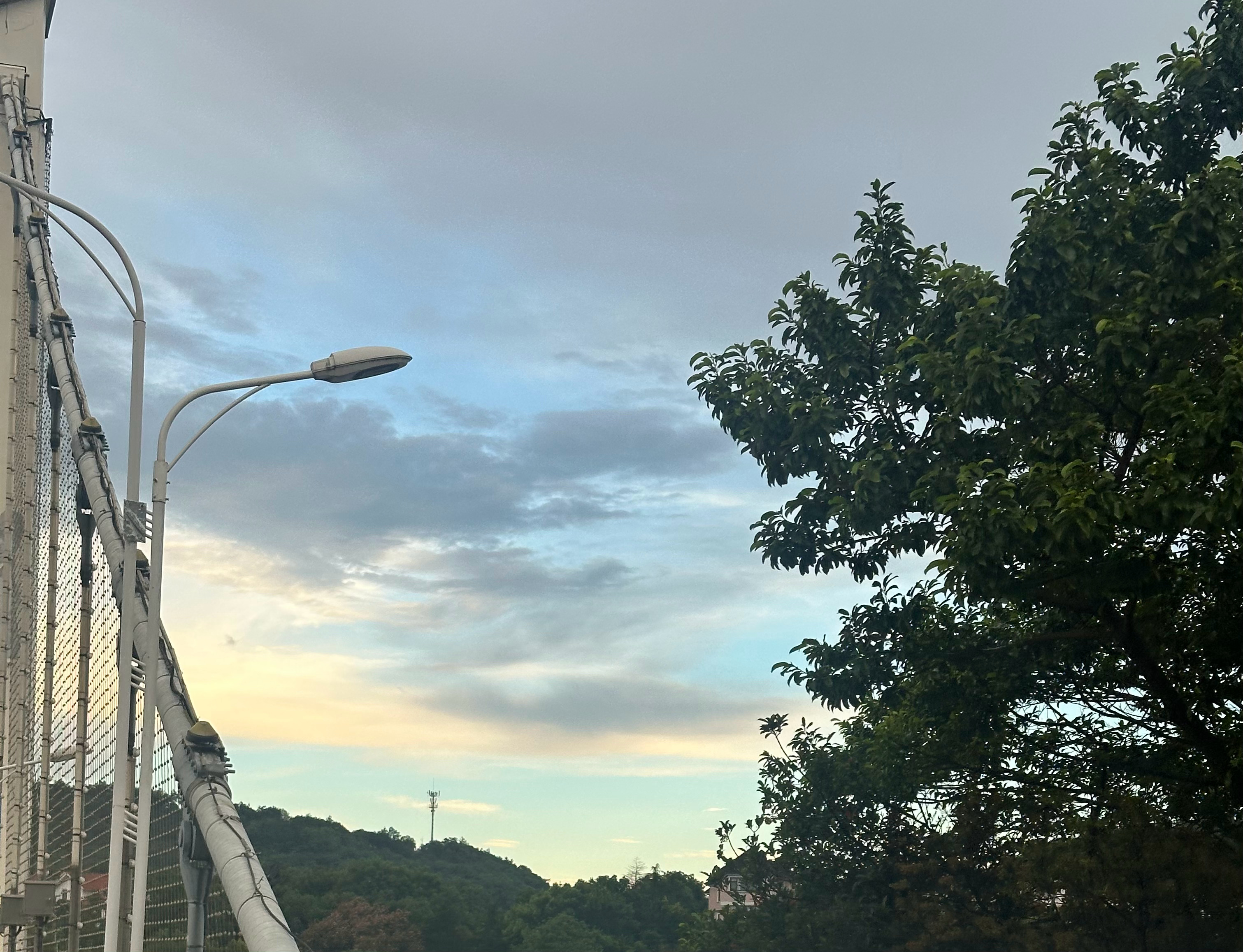 下面的蓝是很梦幻的颜色 