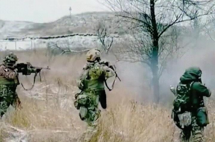 ​三名乌克兰士兵为了展示枪击的杀伤力，这时候他们三人举起了枪击，直接对一棵枯萎的