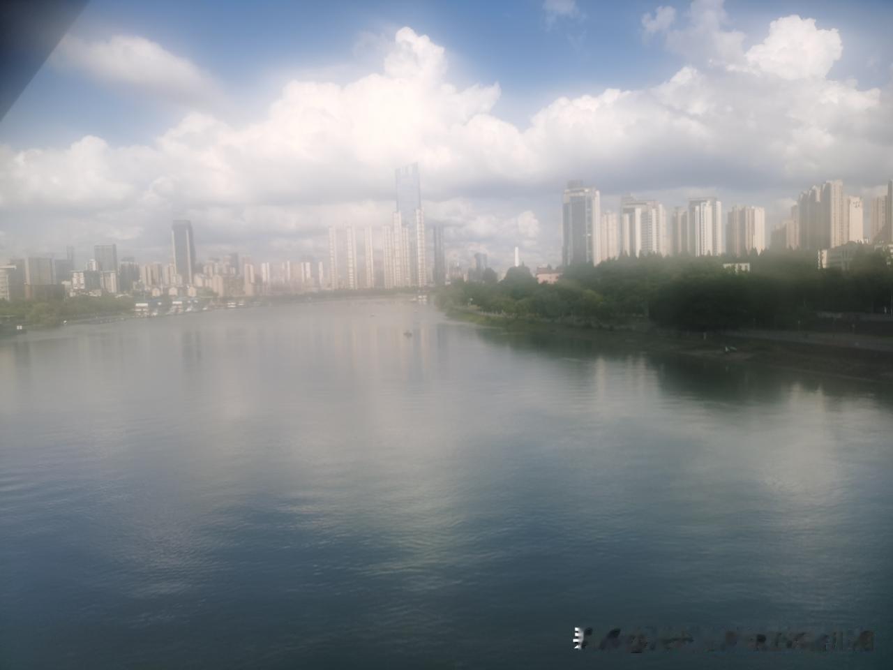 天路这首歌，本来是为了赞扬我们公司的一些参与青藏铁路以及参与通讯塔建设的所有建设