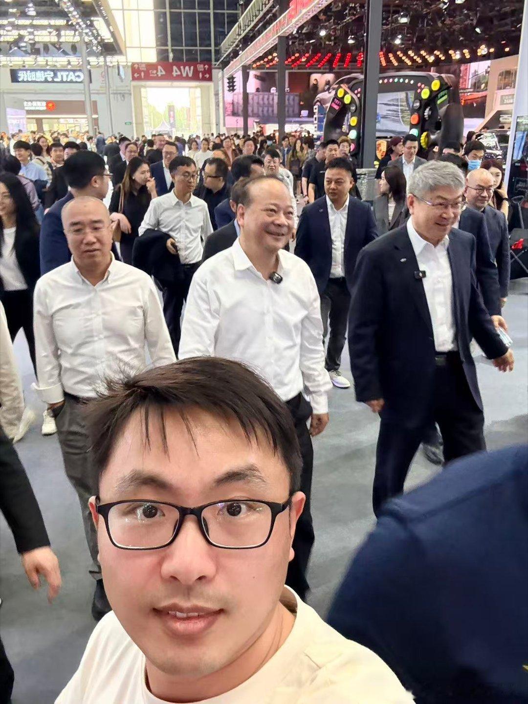 偶遇了Ribin、尹同跃，他俩在聊什么大生意呢赶紧拍张合影技工组聊聊天