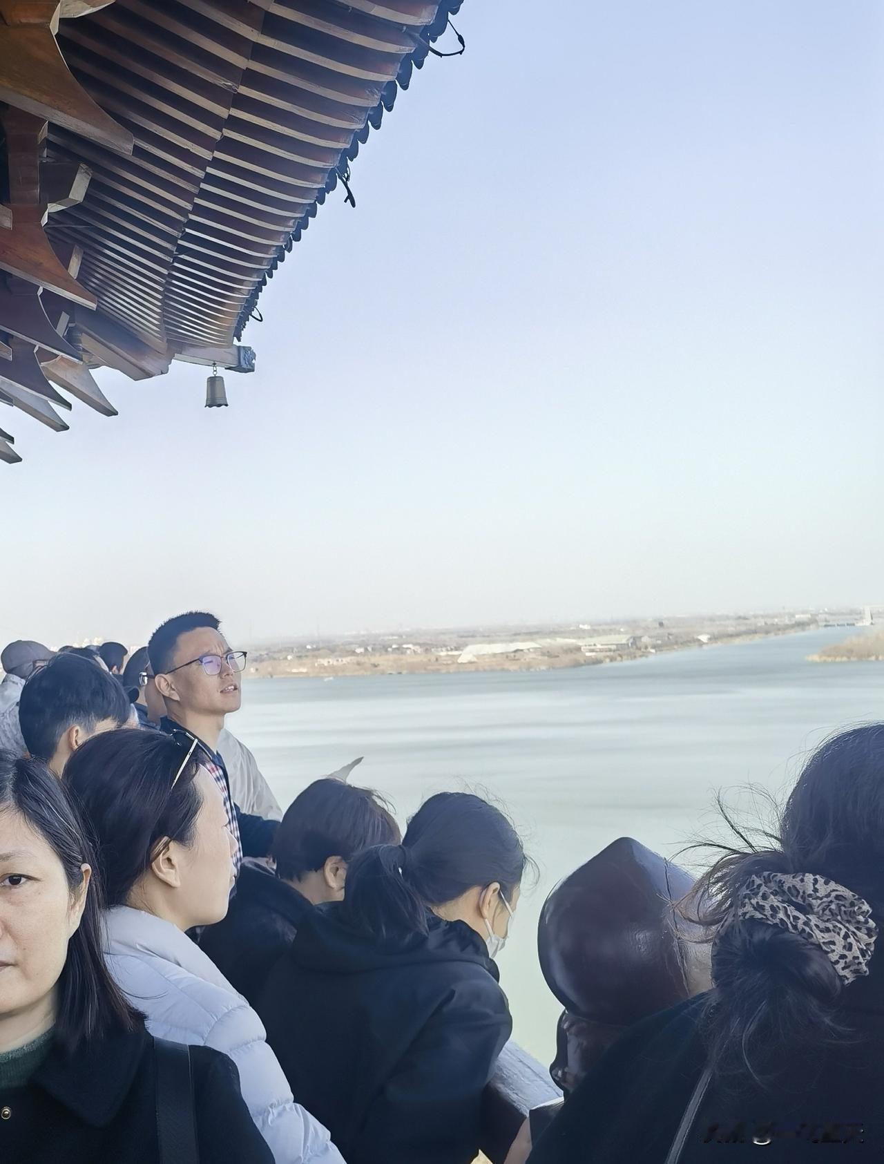 七律·登高
风敛云收霁色开，霜天雁阵自徘徊。
莫嗟客路侵蓬鬓，且掬清光入酒杯。