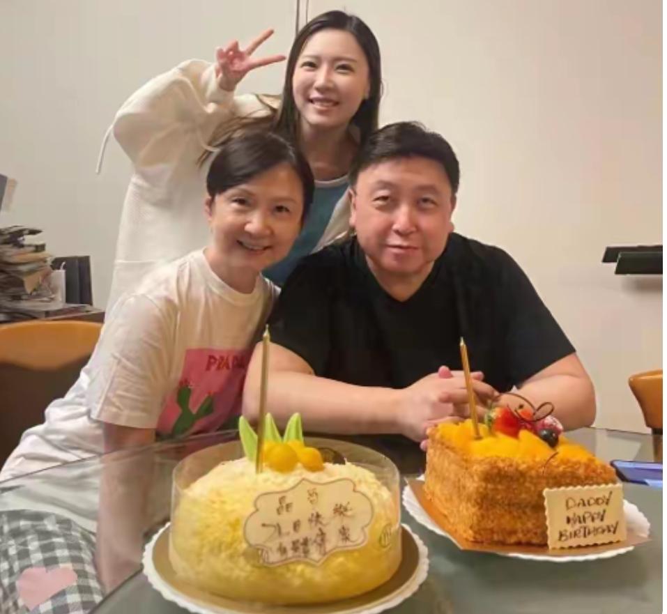 王晶71岁生日家庭照曝光，70岁老婆罕露面，结婚48年容忍多段绯闻
娱乐