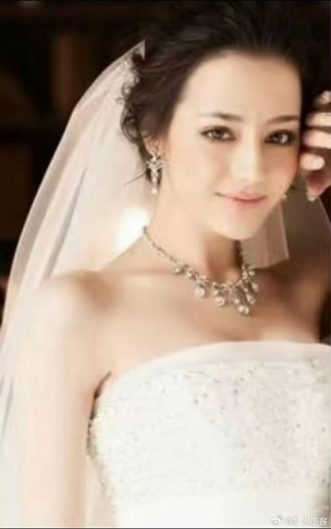 天生吃这碗饭的根正苗红的超级美女就要大红大紫迪丽热巴素人婚纱模特时期