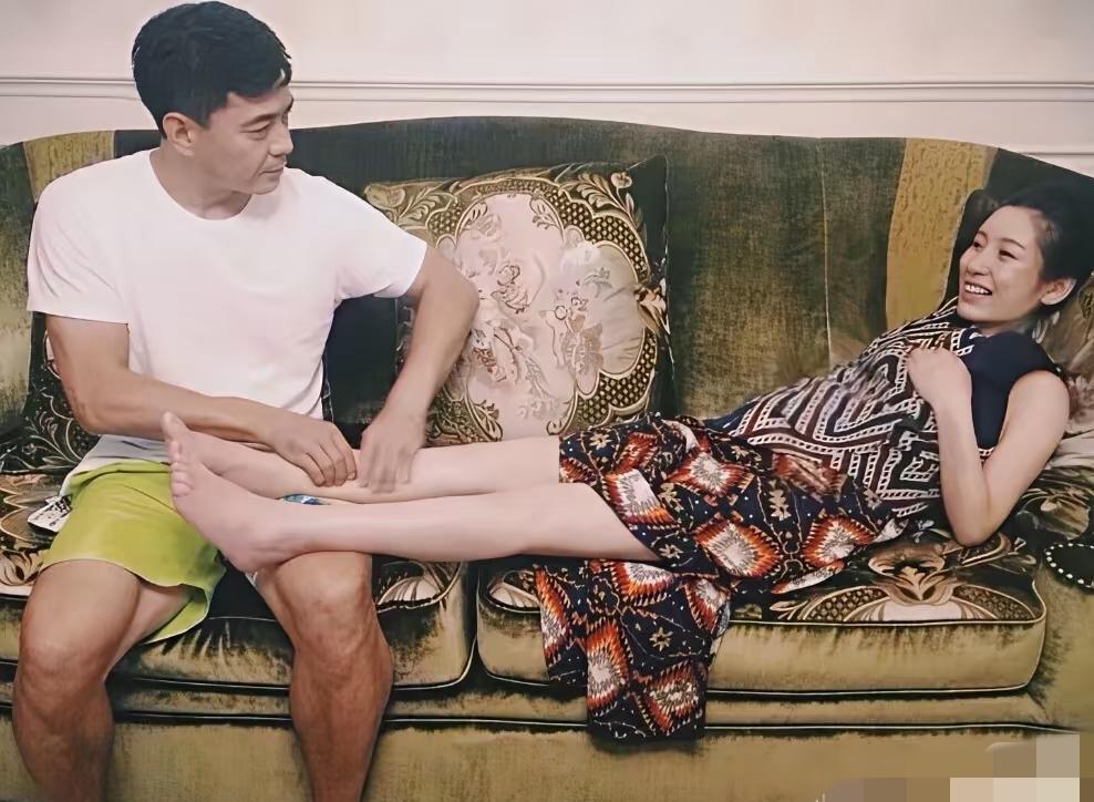 张馨予的袜子，是老公穿的。
不是说说，是真每天蹲地上给她套。
军人出身，不喊累，