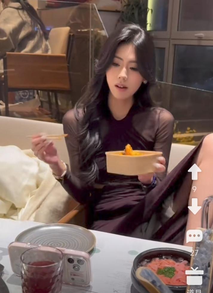 网友问，第一次和女生约会，在饭店吃饭。
女友居然把腿抬上椅子上。
他问，这样的女