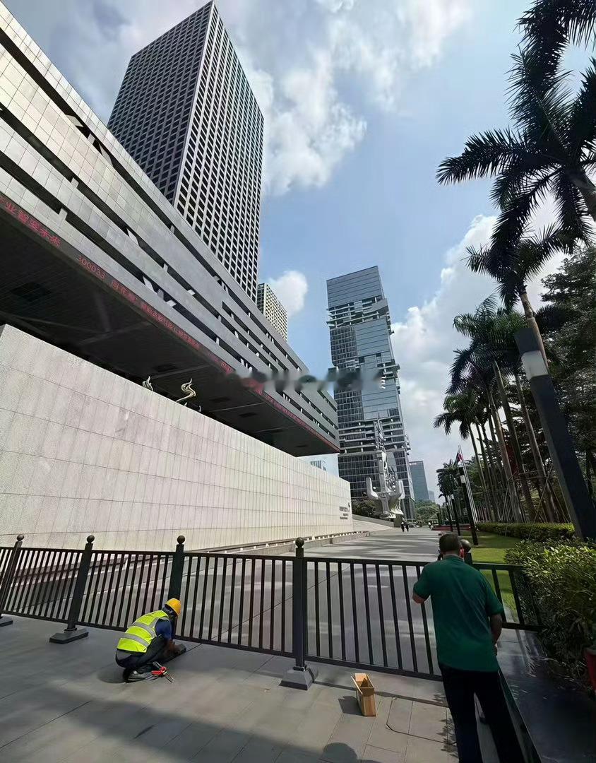 深交所装围栏了这就像那句绕口令他知道你知道他的想法他也知道你知道他的想法哈哈上交