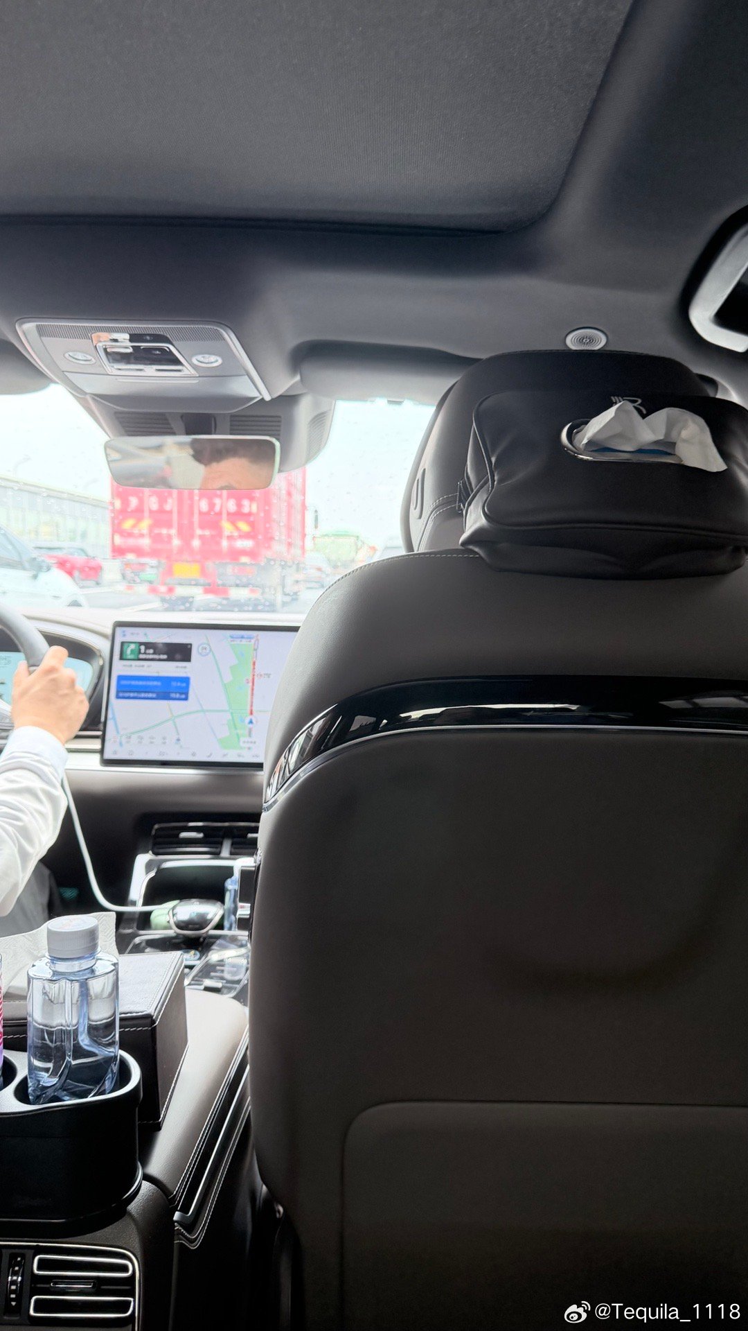外培。路上堵成狗。一路红色。 