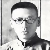 中央大学管理较严，要求出入佩戴校徽，黄侃是谁啊，自然不理会这等杂事儿，门卫也知道