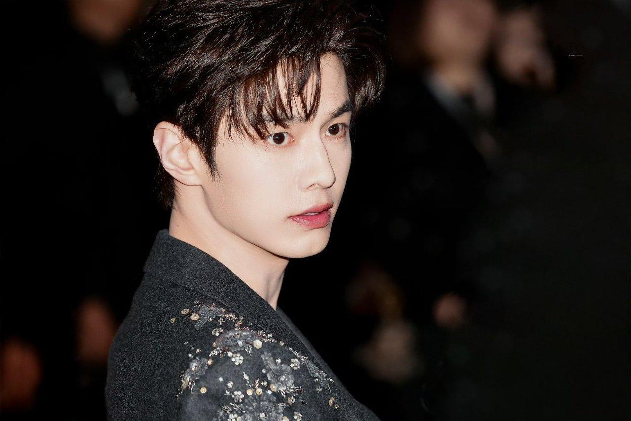 何与百花杀发布会状态何与孟子义红绳氛围感 何与状态好好呀！两个人合作好搭期待新剧