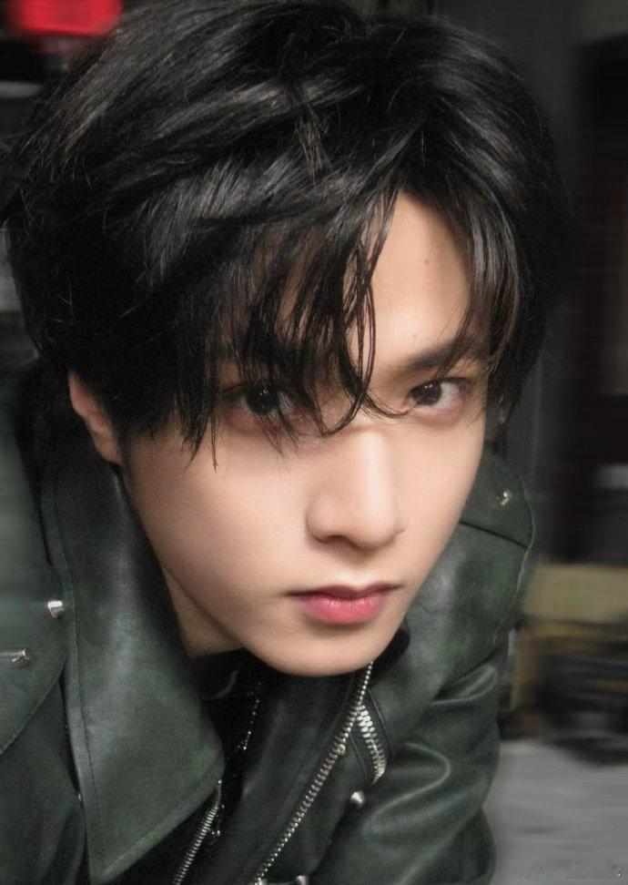 刘耀文黑皮衣耳夹look刘耀文黑皮衣Too曼尼 刘耀文黑皮衣Too曼尼，刘耀文黑