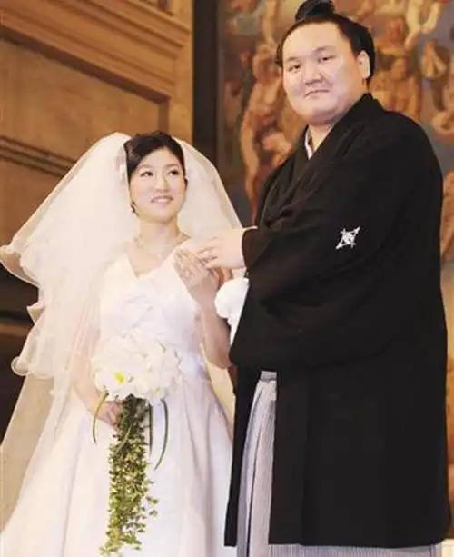 日本美女为何痴迷嫁给胖相扑？
说实话，第一次看日本相扑，我也挺纳闷的：这有啥好看