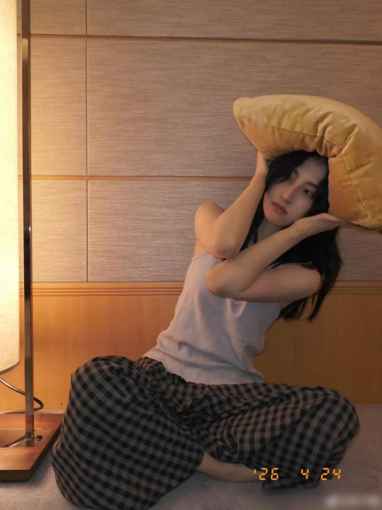 刚拿影后就发吊带睡裤照，张子枫这操作，捅破了娱乐圈一层窗户纸。
浅灰吊带，格纹